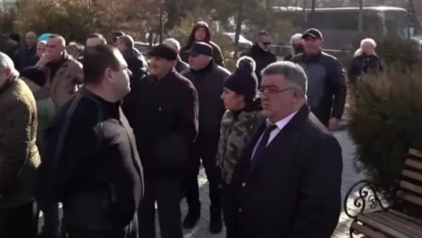 Ընթանում է Առուշանյանի կալանքի հարցի քննությունը. բակում բողոքի ակցիա է` ի աջակցություն համայնքապետի