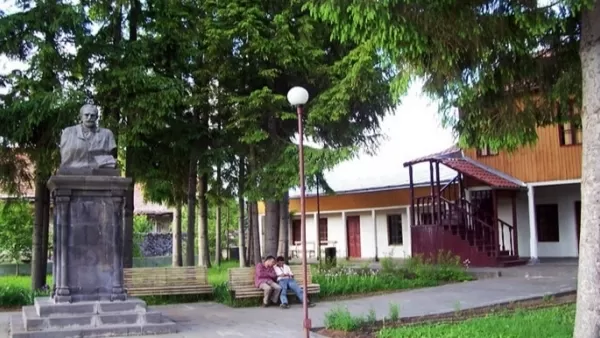  Դսեղում՝ Թումանյանի տուն-թանգարանի աշխատողները խալաթով կանայք են, իսկ հարակից տներից թրիքի սուր հոտ է գալիս․ Հարությունյան