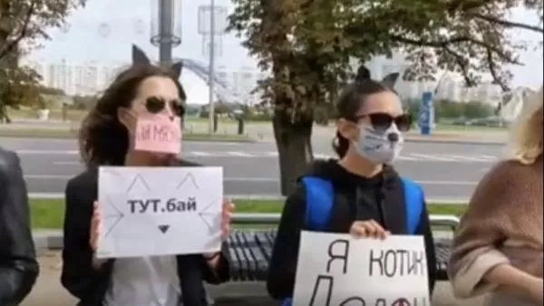 ՏԵՍԱՆՅՈՒԹ.  «Կատուների տեսքով» աղջիկները բողոքի են դուրս եկել Բելառուսում և մլավել 