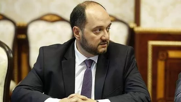 Հրապարակ. «Ես քեզ նախարար նշանակողի․․․». Արայիկ Հարությունյանը սկանդալային նամակներ է ստանում