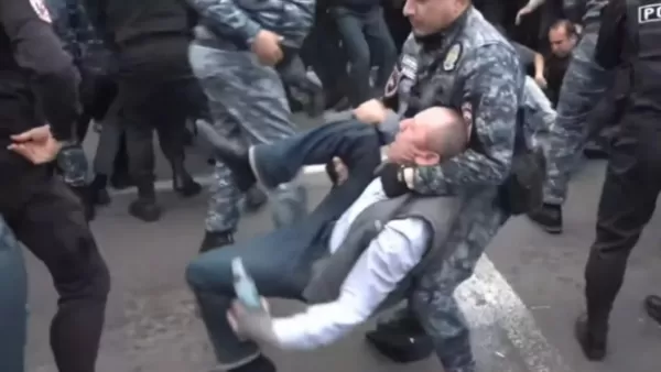 ՏԵՍԱՆՅՈՒԹ. Գլուխը գետնին սեղմած, գրկած. ինչպես են բերման ենթարկվում ցուցարարները