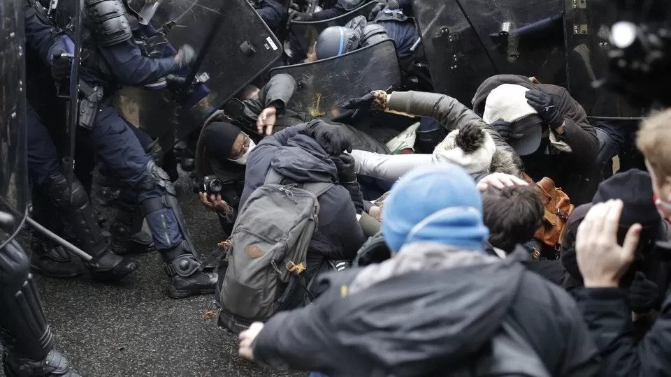 ՏԵՍԱՆՅՈՒԹ. Ոստիկանները ծեծում են ցուցարարներին. Ֆրանսիա