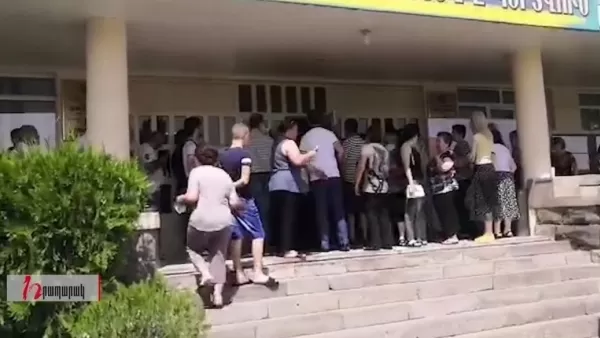 ՏԵՍԱՆՅՈՒԹ. Ընտրատեղամասում 2 ՔՊ-ական քաշքշել ու հայհոյել են զոհվածի կնոջն ու վստահված անձին.  «Հրապարակ»
