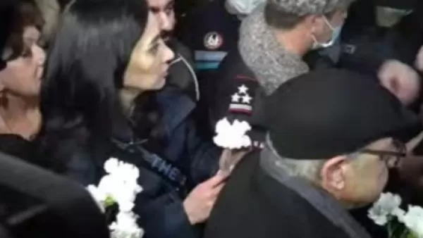 Ոստիկանները թույլ տվեցին ծաղիկներ խոնարհել միայն ընդդիմության առաջնորդներին