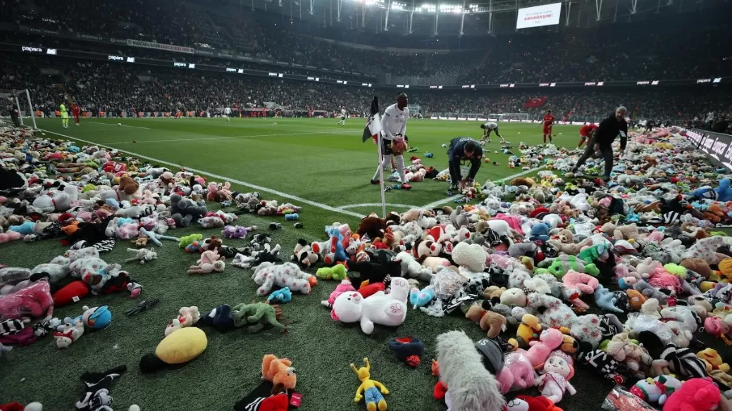 ՏԵՍԱՆՅՈՒԹ․ Թուրքիայում ֆուտբոլային խաղի ժամանակ երկրպագուները մարզադաշտ են նետել փափուկ խաղալիքներ