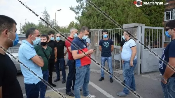 Մասիվի դատարանի բակում են հավաքվել այսօր ձերբակալված օպերլիազորների և ոստիկանության Նոր Նորքի բաժնի պետի հարազատները. Shamshyan. com