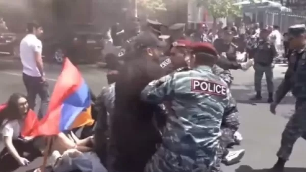 ՏԵՍԱՆՅՈՒԹ․ Ոստիկանները բերման են ենթարկում Աբովյան փողոցը փակած երիտասարդներին