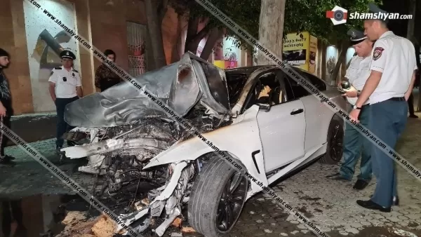  Երևանում BMW-ն բախվել է բազալտե եզրաքարին, հայտնվել մայթին ու բախվել ծառին. ավտոմեքենան դարձել է ոչ շահագործելի