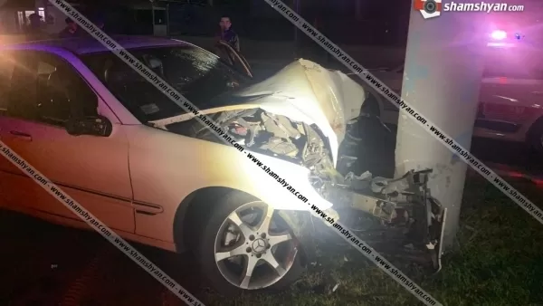 Ավտովթար՝ Երևանում.  Mercedes-ը բախվել է երկաթյա գովազդային էլեկտրասյանը. Shamshyan. com