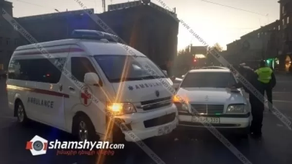 Երևանում բախվել են հիվանդ տեղափոխող շտապօգնության ավտոմեքենան ու Mercedes-ը. Shamshyan. com