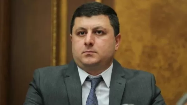 Շիշը մարդկանց վրա նետող, բերման ենթարկվողի վրա թքող ոստիկանների նկատմամբ պատկան մարմինները չեն շտապում որոշում կայացնել. Աբրահամյան