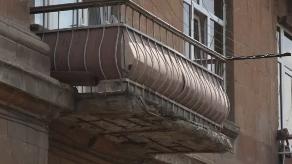 Գյումրիում փլուզվել է վթարային շենքի պատշգամբի մի հատվածը 
