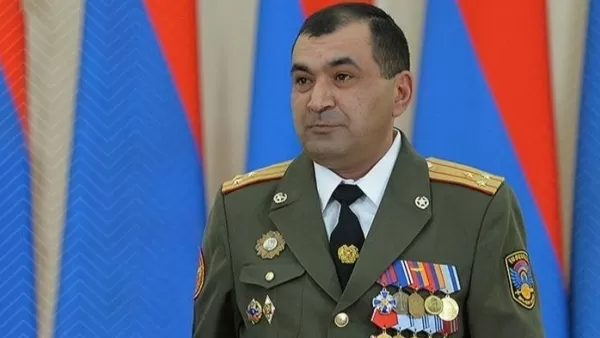 Ո՞ւմ կամ ի՞նչ երեւույթ էին քննադատում ուսադիր կրող անձինք. «Ժողովուրդ» 
