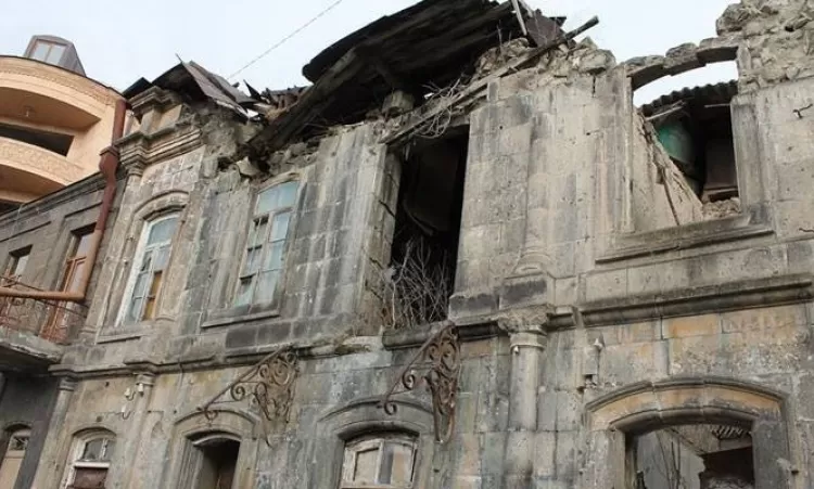 Գյումրիում քայքայվում են մեկ դարից ավելի պատմություն ունեցող շենքեր. Դերենիկ Մալխասյան