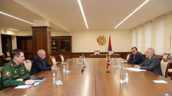 ՀՀ պաշտպանության նախարարը ՌԴ դեսպանի հետ քննարկել է ԼՂ տարածքում ՌԴ հումանիտար կենտրոնի աշխատանքը