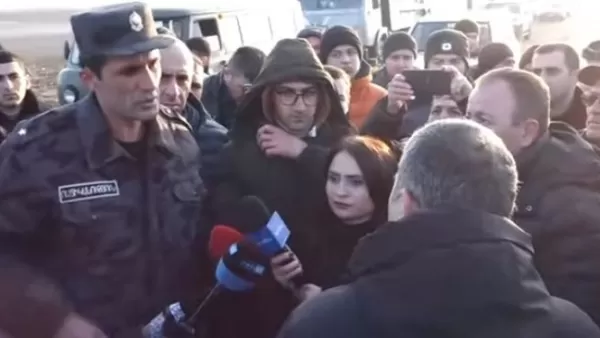 Ռուս խաղաղպահները գալիս են Տեղ գյուղի մոտ` հանդիպելու հայ ակտիվիստների հետ