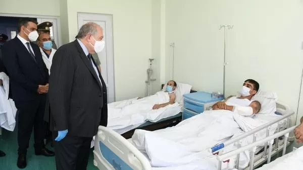 Եկել եմ բոլորիդ շնորհակալություն հայտնելու․ նախագահն այցելել է զինվորական հոսպիտալ