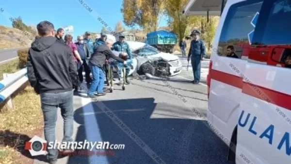 Խոշոր ավտովթար՝ Կոտայքի մարզում. 30-ամյա վարորդը Toyota-ով մխրճվել է ավազով բարձված ЗИЛ-ի մեջ