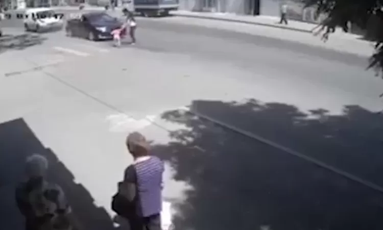 ՏԵՍԱՆՅՈՒԹ․ Երևանում փողոցը հատելիս երեխան հազիվ փրկվում է ավտոմեքենայի տակ հայտնվելուց 