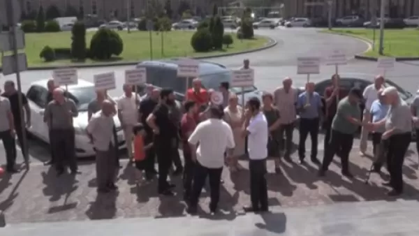 ՏԵՍԱՆՅՈՒԹ․ «Իջե՛ք ներքև, մենք բոլորս վարչապետներ ենք». բողոքի ակցիա