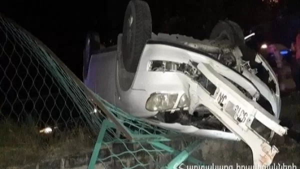 Խոշոր վթար «Թոխմախի լճի» մոտ. մեքենան բախվել է էլեկտրասյանն ու շրջվել