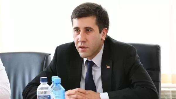 Ու՞մ հետ է, ի վերջո, հանդիպել Մակունցը. իրավապաշտպան