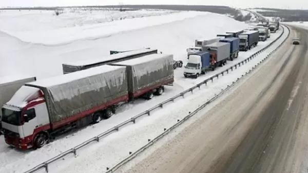 Լարսի ռուսական կողմում կա մոտ 470 կուտակված բեռնատար