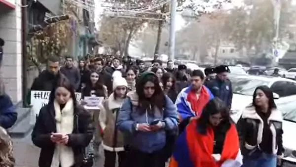 Ուսանողները բողոքի երթով շարժվում են դեպի Կառավարության շենք
