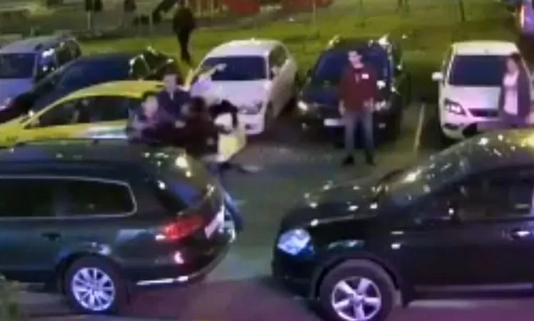 Մասսայական ծեծկռտուք Մոսկվայում.տղամարդը տաքսու բեռնախցիկից զենք է հանում ու կրակում