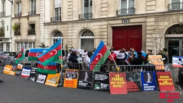 Ֆրանսիայի Սենատի շենքի մոտ մեկնարկել է ադրբեջանցիների բողոքի ակցիան․ ո՞րն է նրանց պահանջը 