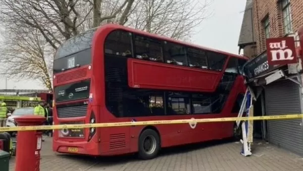 ՏԵՍԱՆՅՈՒԹ․ Լոնդոնում ավտոբուսը մխրճվել է շենքի մեջ