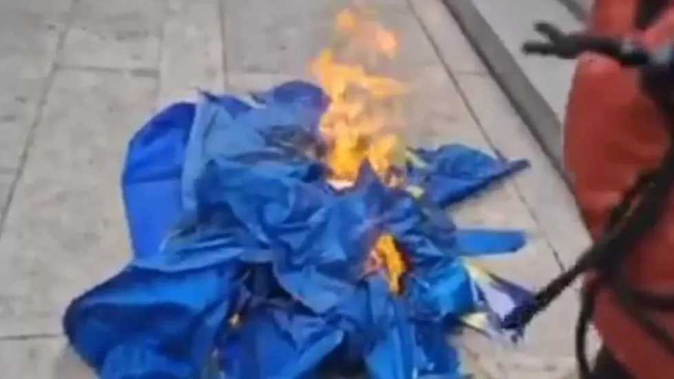 ՏԵՍԱՆՅՈՒԹ. Վրաստանի խորհրդարանի շենքի մոտ այրել են Եվրամիության դրոշը