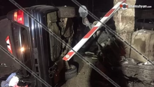 Կոտայքում 22-ամյա վարորդը Mercedes-ով բախվել է Opel-ին, ապա երկաթգծի երկաթյա արգելապատնեշին և կողաշրջվել