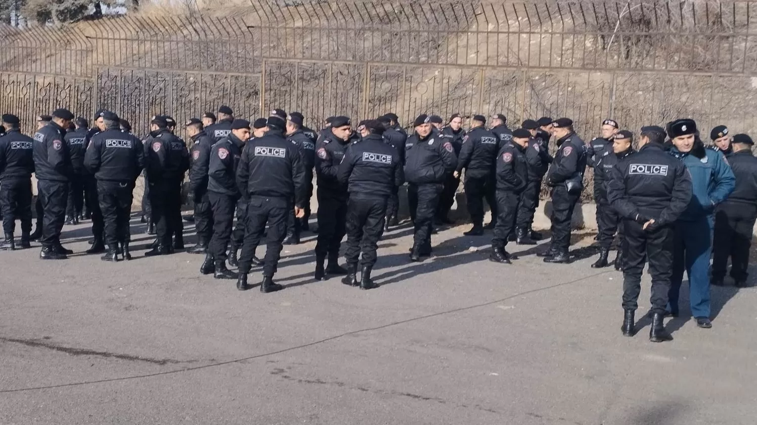 ՀՀ ՊՆ նախկին շենքի մոտից 22 անձ բերվել է ոստիկանություն