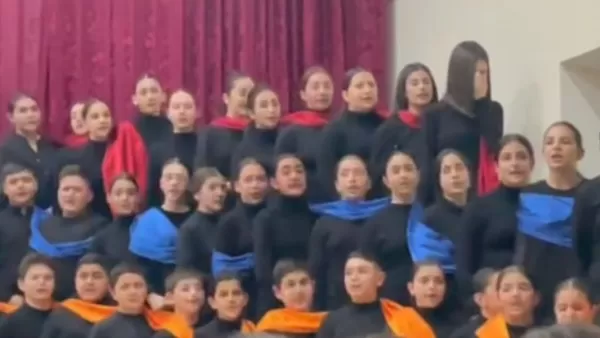 ՏԵՍԱՆՅՈՒԹ․ Երևանի դպրոցներից մեկի աշակերտները լալիս են Արցախին նվիրված երգը երգելիս
