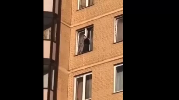 ՏԵՍԱՆՅՈՒԹ. Երեխան դուրս է եկել բարձրահարկ շենքի պատուհանից և քայլել պատուհանագոգով. ՌԴ