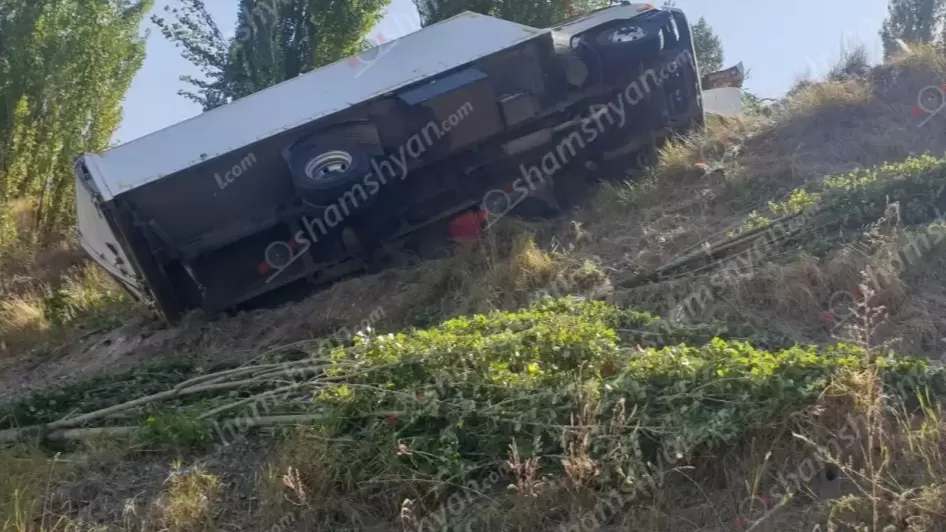  27-ամյա վարորդը Hyundai բեռնատարով բախվել է երկաթե արգելապատնեշին և կողաշրջվել