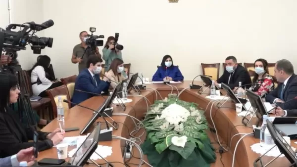 ՏԵՍԱՆՅՈՒԹ․ Ինչո՞ւ եք դիմակ կրում․ որքան գիտեմ՝ պատվաստված եք․ Արա Զոհրաբյանը՝ նախարարին 
