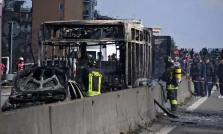 Իտալիայում տղամարդն առևանգել և այրել է 50 երեխա տեղափոխոխղ ավտոբուսը