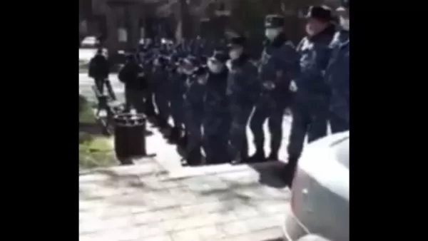 ԱԳՆ շենքի մոտ տասնյակ ոստիկաններ են բերվել