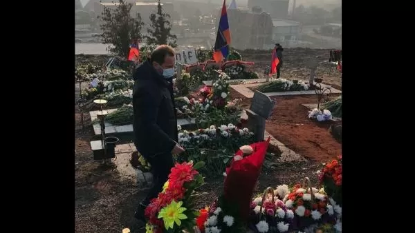 Դավիթ Տոնոյանը Հայաստանում է և այցելել է Եռաբլուր