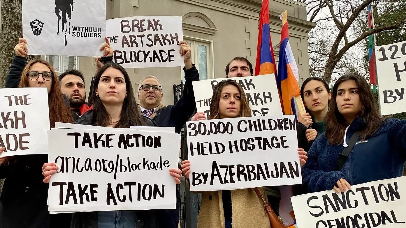 ԱՄՆ հայ համայնքի ներկայացուցիչները Ադրբեջանի դեսպանատան մոտ ցույց են կազմակերպել 