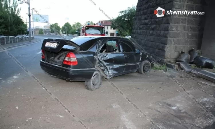 Ավտովթար Երևանում. Mercedes-ը բախվել է կամրջի սյանն ու հայտնվել հանդիպակաց գոտում. կա տուժած
