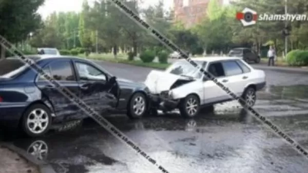 Աբովյան քաղաքում ճակատ-ճակատի բախվել են Mercedes և ВАЗ 21099 մակնիշի ավտոմեքենաները