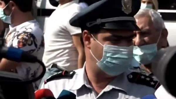 Դատարանի բակից քաղաքացիները բերման են ենթարկվել՝ դիմակ չկրելու պատճառով, ոստիկան