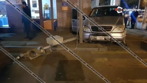 Երևանում բախվել են BMW-ն ու Mercedes-ը, Mercedes-ն էլ վրաերթի է ենթարկել մորն ու աղջկան և տապալել «սվետաֆորը». Shamshyan