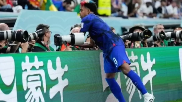 ԱՄՆ-ի ֆուտբոլիստը Անգլիայի դեմ խաղում ձեռքերը սրբել է լուսանկարչի ժիլետով