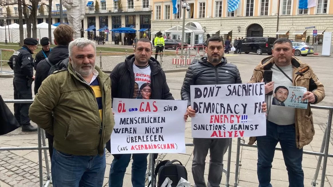 ՏԵՍԱՆՅՈՒԹ. Ադրբեջանցի ակտիվիստները Մյունխենում պահանջում են պատժամիջոցներ կիրառել Ալիևի դեմ
