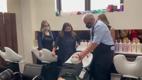 ՏԵՍԱՆՅՈՒԹ․ Ավստրալիայի վարչապետը մտել է վարսավիրանոց և լվացել հաճախորդի գլուխը 