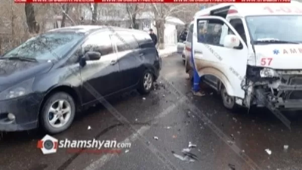 Երևանում բախվել են շտապօգնության ավտոմեքենան ու Mitsubishi-ն